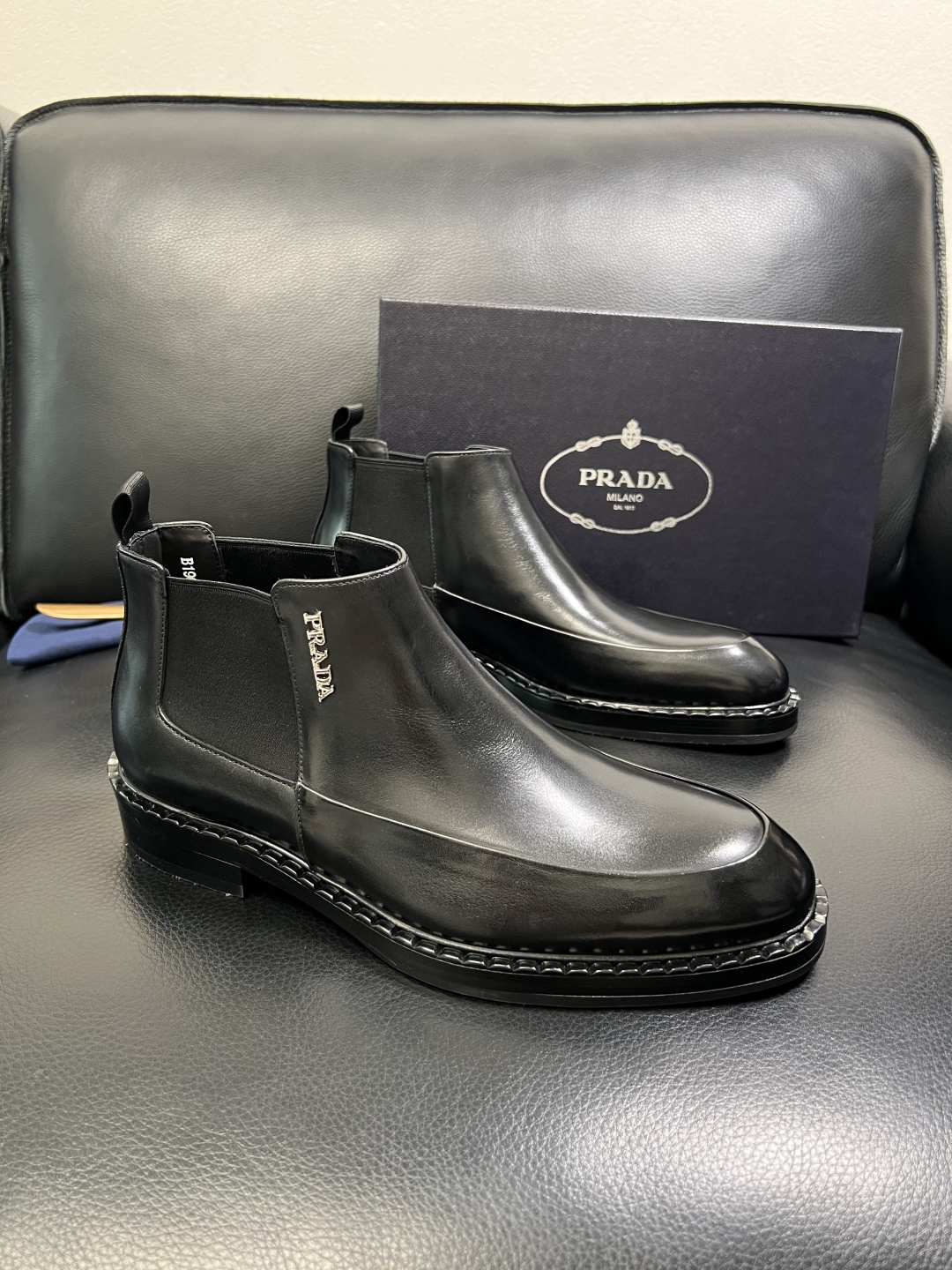 PRADA 高品质 顶级工艺品 普拉达 皮鞋专柜同步 原厂配置，意大利进口原版牛皮面料，透气舒适进口水染