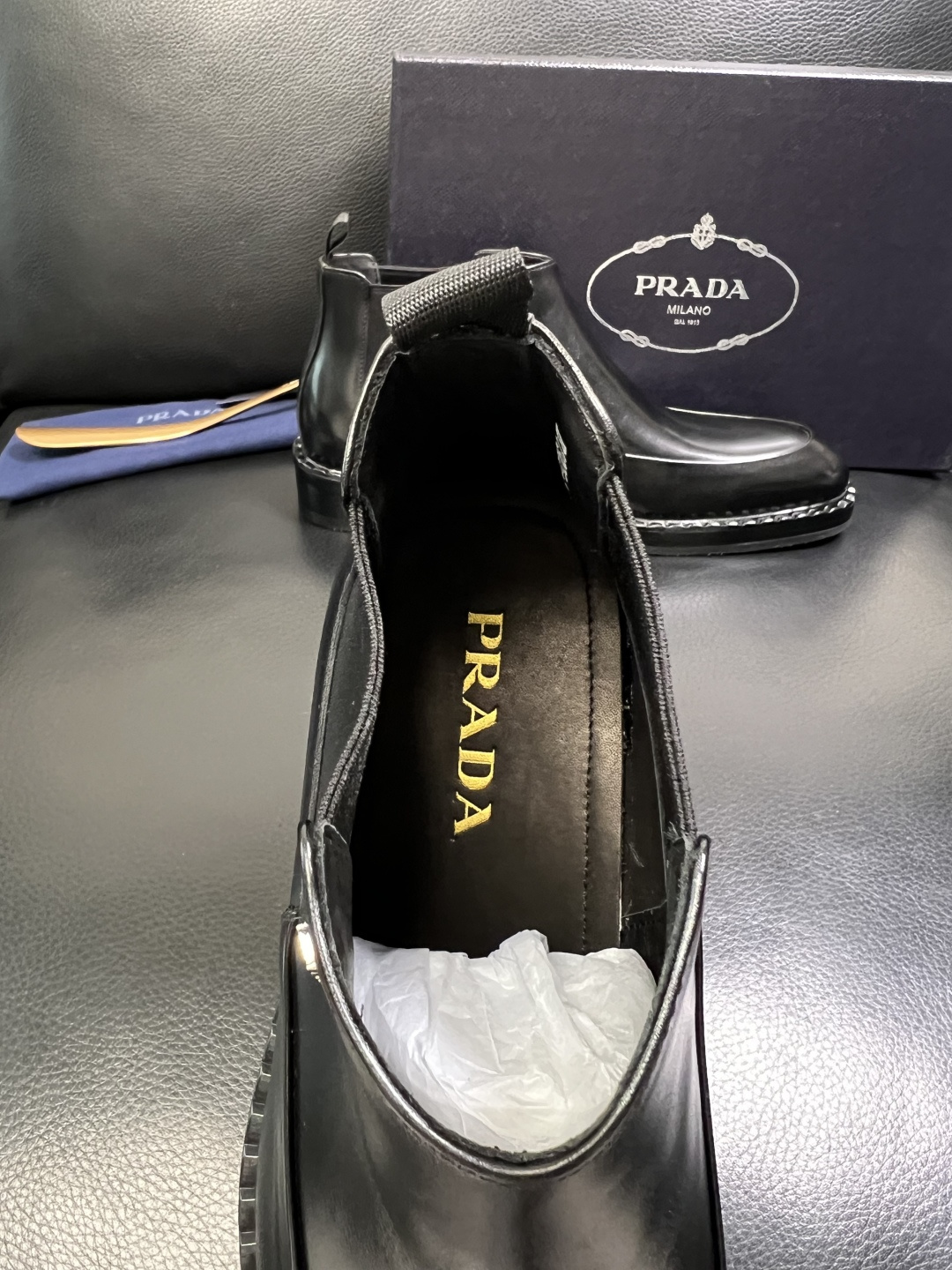 PRADA 高品质 顶级工艺品 普拉达 皮鞋专柜同步 原厂配置，意大利进口原版牛皮面料，透气舒适进口水染