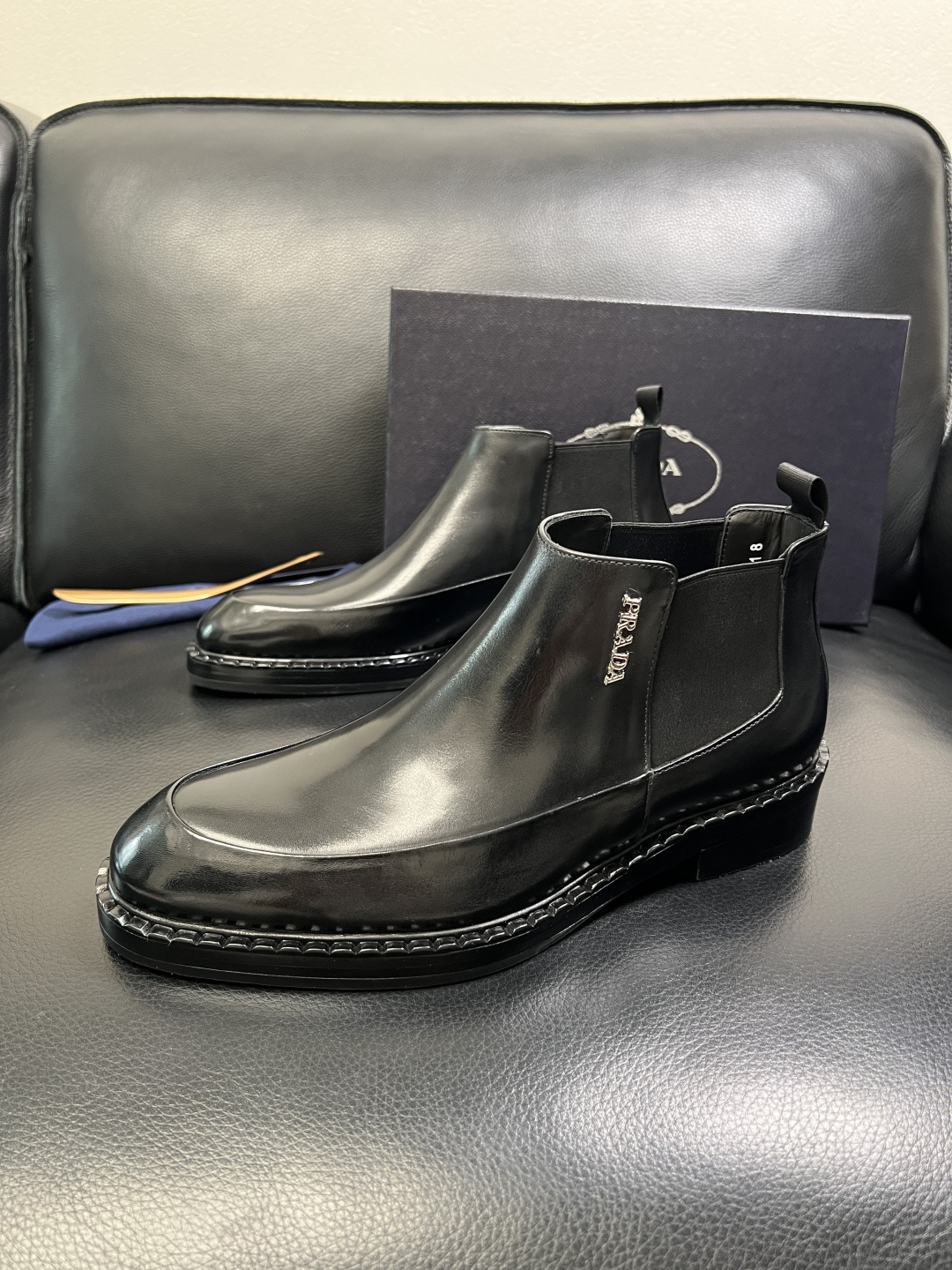 PRADA 高品质 顶级工艺品 普拉达 皮鞋专柜同步 原厂配置，意大利进口原版牛皮面料，透气舒适进口水染