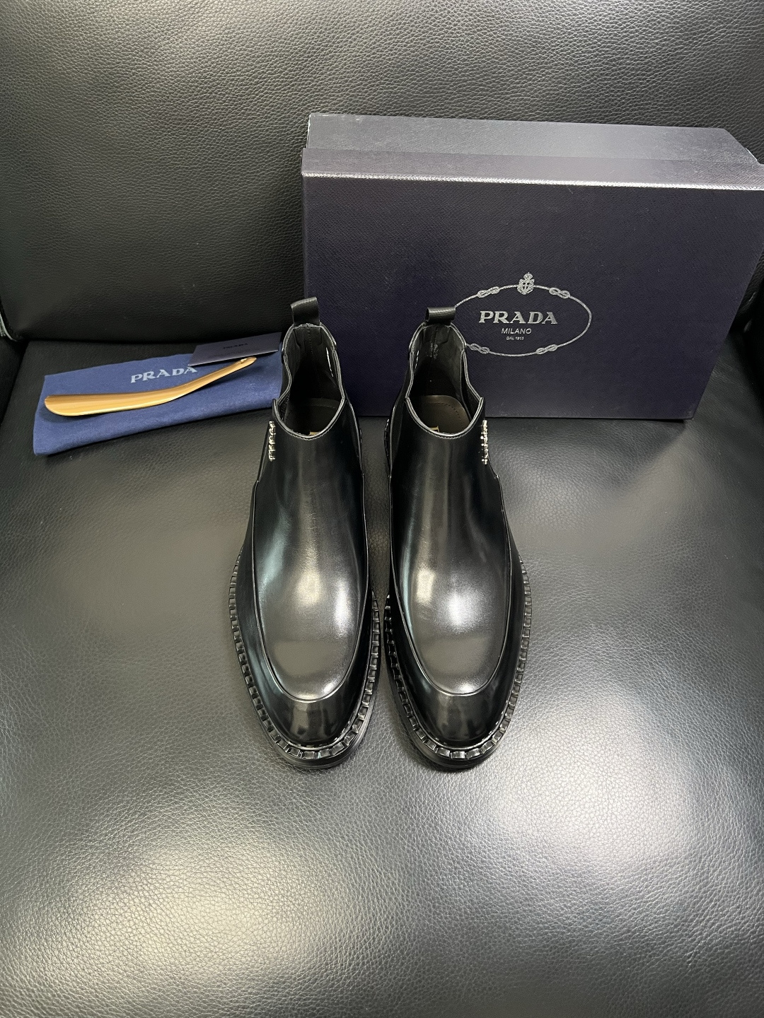 PRADA 高品质 顶级工艺品 普拉达 皮鞋专柜同步 原厂配置，意大利进口原版牛皮面料，透气舒适进口水染