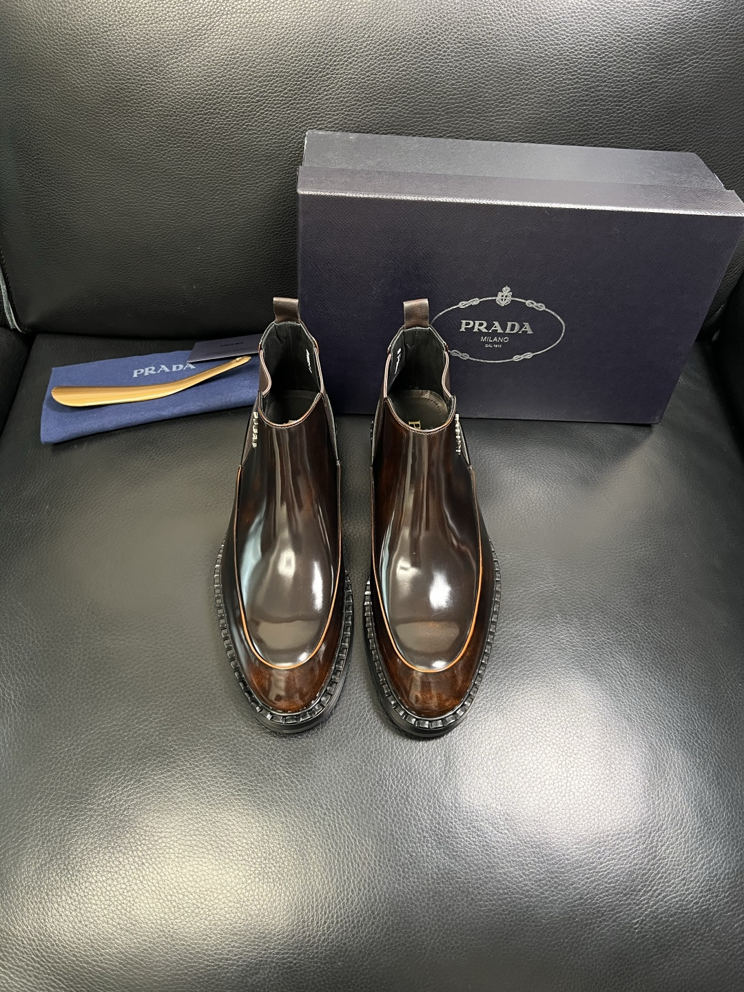PRADA 高品质 顶级工艺品 普拉达 皮鞋专柜同步 原厂配置，意大利进口原版牛皮面料，透气舒适进口水染