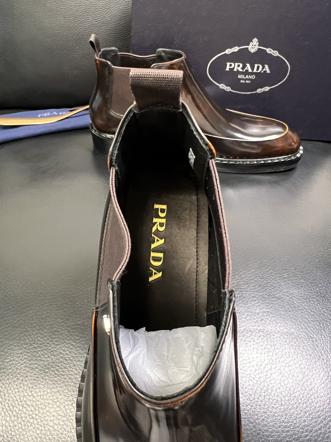 PRADA 高品质 顶级工艺品 普拉达 皮鞋专柜同步 原厂配置，意大利进口原版牛皮面料，透气舒适进口水染