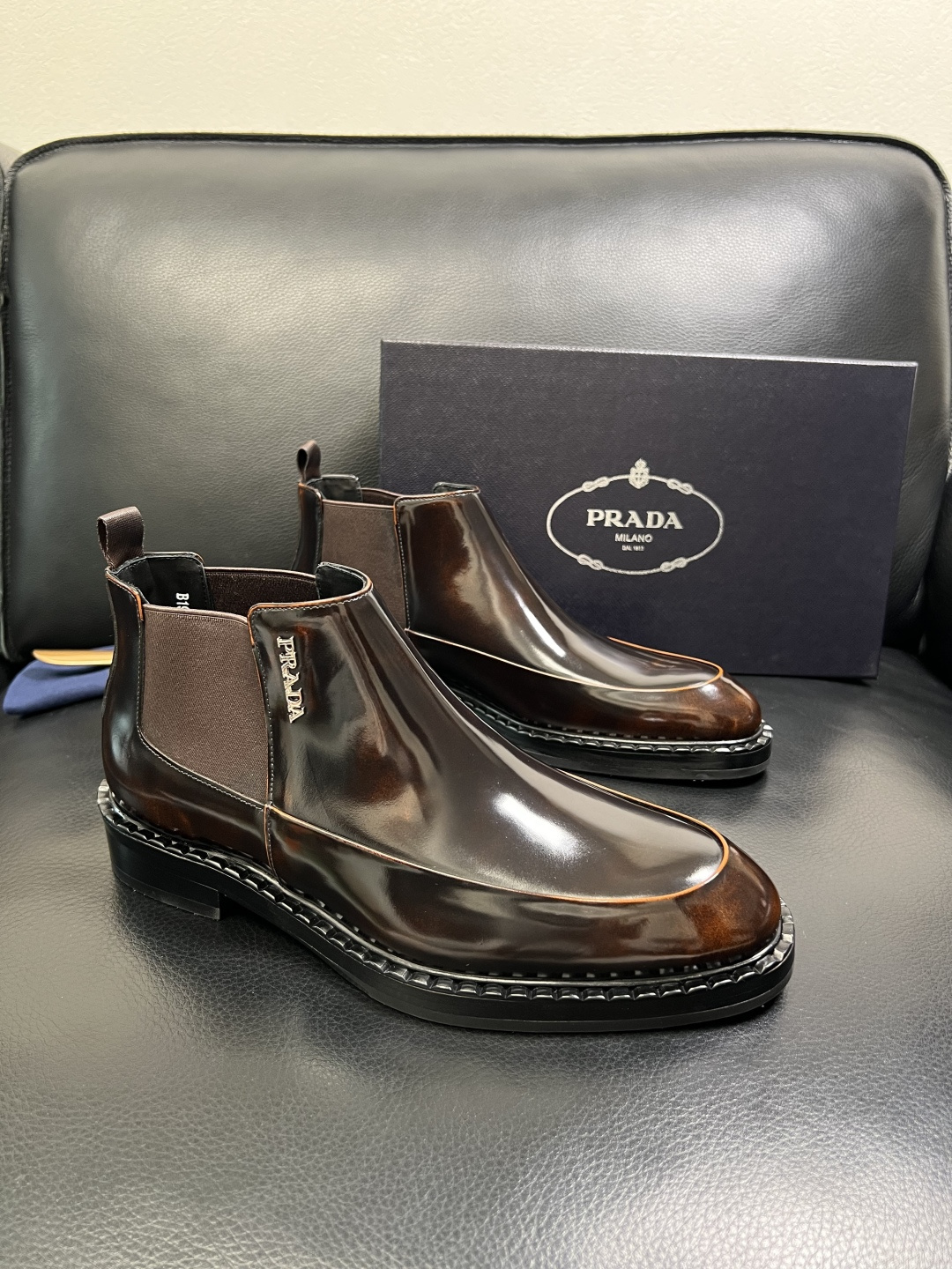 PRADA 高品质 顶级工艺品 普拉达 皮鞋专柜同步 原厂配置，意大利进口原版牛皮面料，透气舒适进口水染