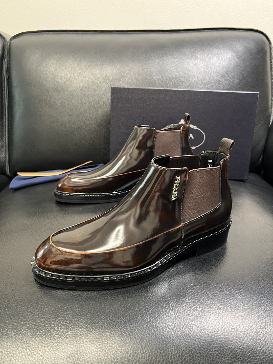 PRADA 高品质 顶级工艺品 普拉达 皮鞋专柜同步 原厂配置，意大利进口原版牛皮面料，透气舒适进口水染