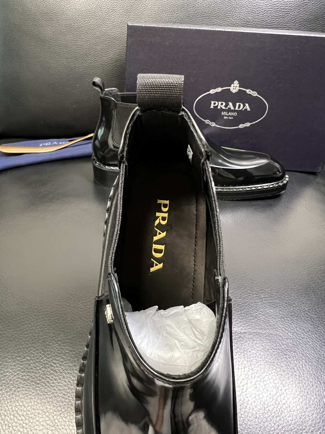 PRADA 高品质 顶级工艺品 普拉达 皮鞋专柜同步 原厂配置，意大利进口原版牛皮面料，透气舒适进口水染
