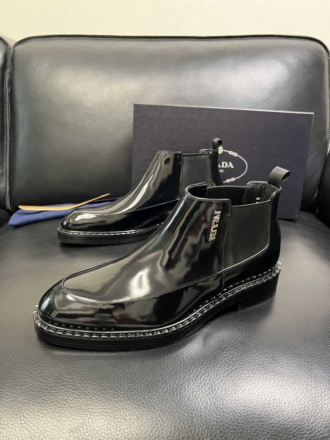 PRADA 高品质 顶级工艺品 普拉达 皮鞋专柜同步 原厂配置，意大利进口原版牛皮面料，透气舒适进口水染