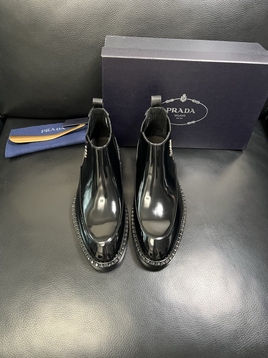 PRADA 高品质 顶级工艺品 普拉达 皮鞋专柜同步 原厂配置，意大利进口原版牛皮面料，透气舒适进口水染