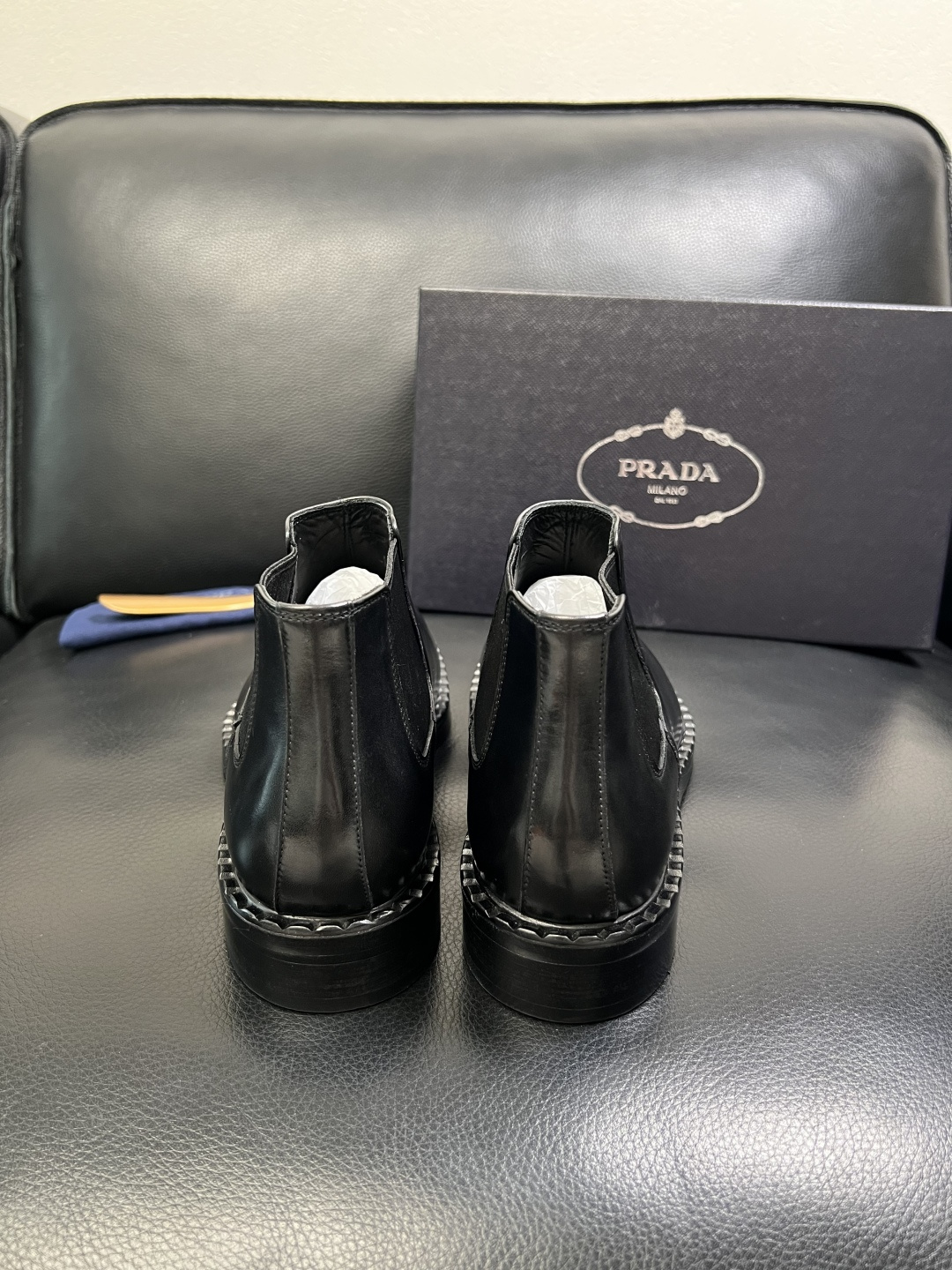 PRADA 高品质 顶级工艺品 普拉达 皮鞋专柜同步 原厂配置，意大利进口原版牛皮面料，透气舒适进口水染