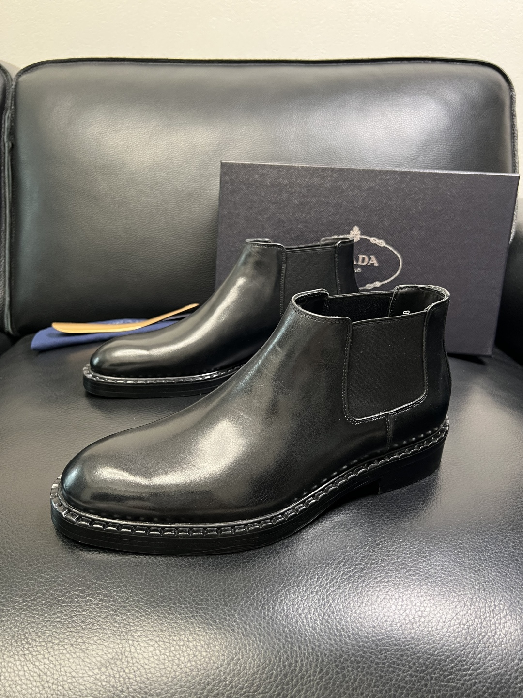 PRADA 高品质 顶级工艺品 普拉达 皮鞋专柜同步 原厂配置，意大利进口原版牛皮面料，透气舒适进口水染