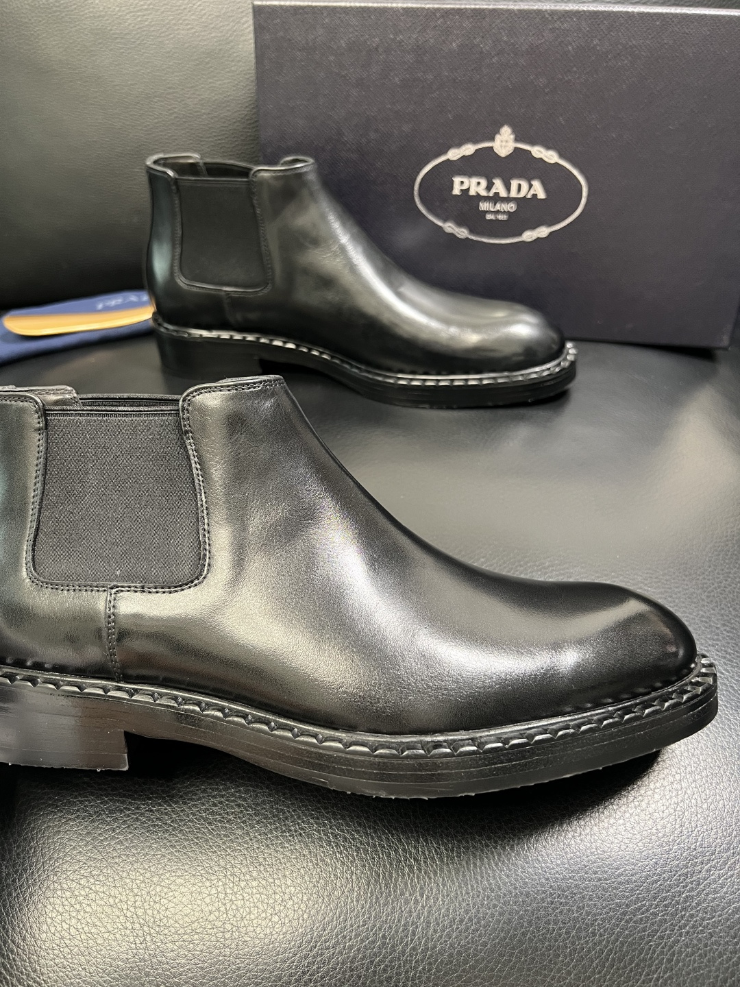 PRADA 高品质 顶级工艺品 普拉达 皮鞋专柜同步 原厂配置，意大利进口原版牛皮面料，透气舒适进口水染