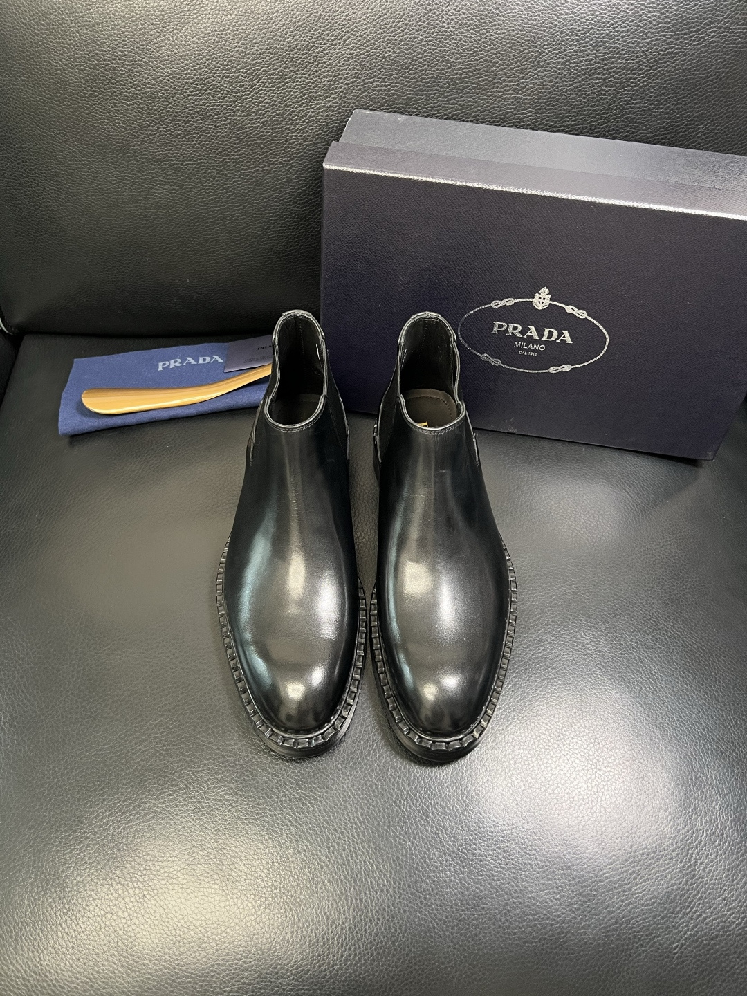 PRADA 高品质 顶级工艺品 普拉达 皮鞋专柜同步 原厂配置，意大利进口原版牛皮面料，透气舒适进口水染