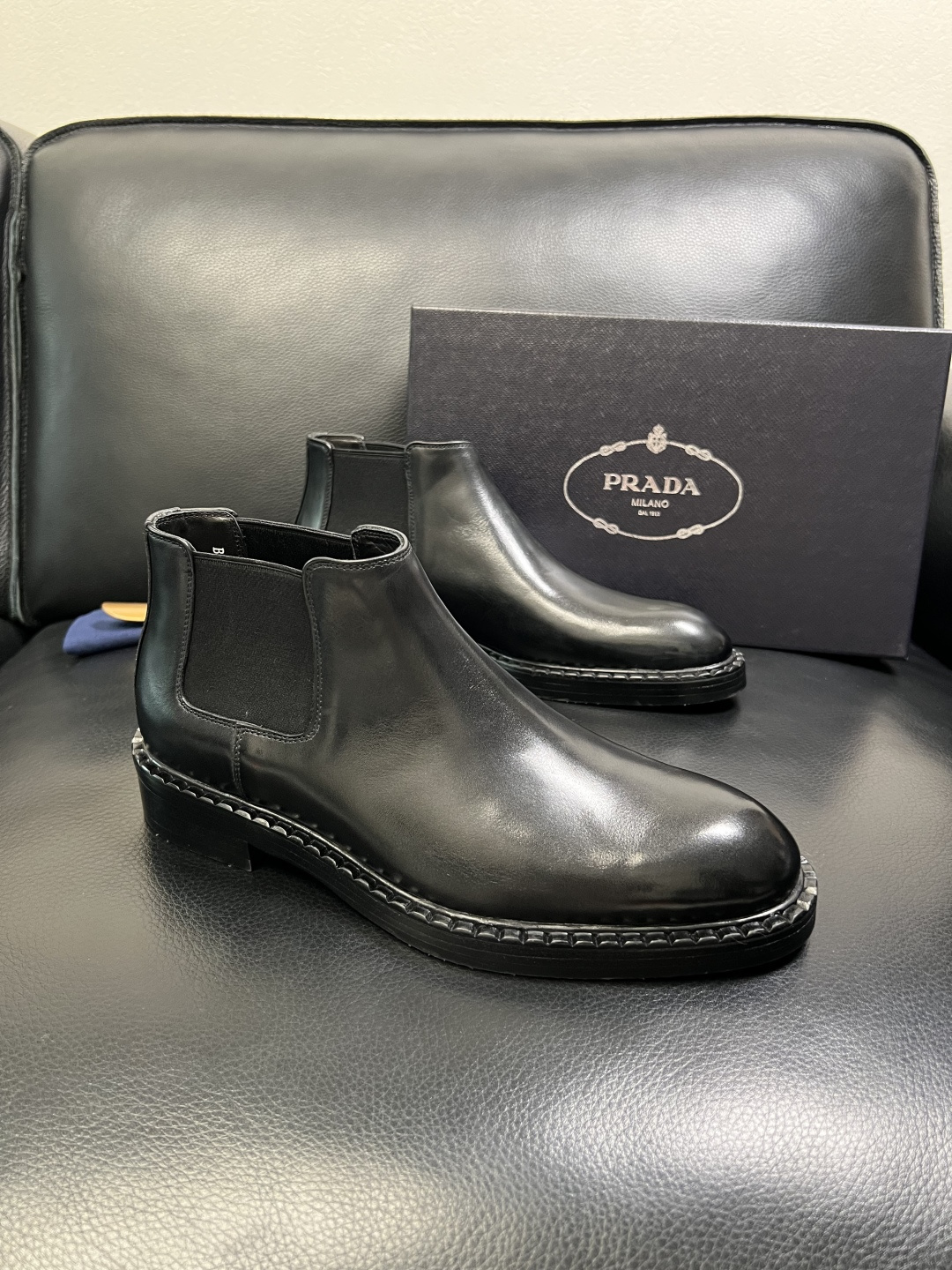 NO:680407,PRADA High-quality top crafts Prada Leather Shoes Counter Synchronization Original factory configuration, original cowhide fabric imported from Italy, breathable and comfortable imported water-dyed cowhide lining, original soles specially provided by the factory and super comfortable, original factory order code number 39-44 (order 38 45 46), prada, prada, cowhide19860909PRADA 高品质 顶级工艺品 普拉达 皮鞋专柜同步 原厂配置,意大利进口原版牛皮面料,透气舒适进口水染牛里垫,鞋底原厂特供原版底超级舒适,原厂跟单货码数 39-44（订 38 45 46）,,prada,prada,cowhide,Men's shoes