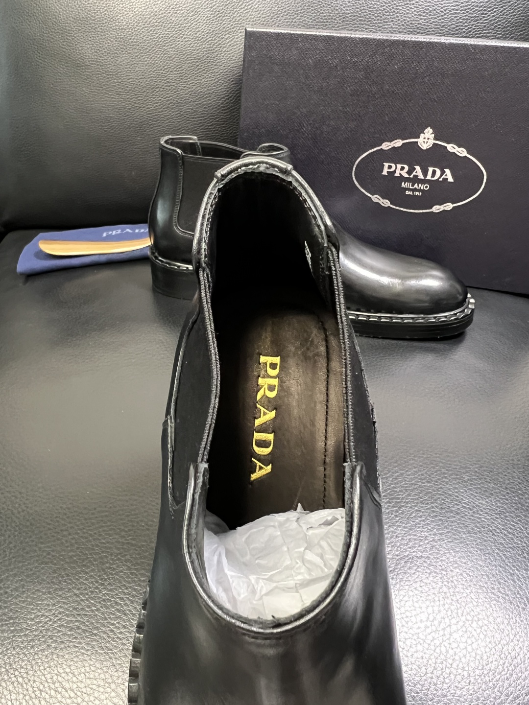 PRADA 高品质 顶级工艺品 普拉达 皮鞋专柜同步 原厂配置，意大利进口原版牛皮面料，透气舒适进口水染