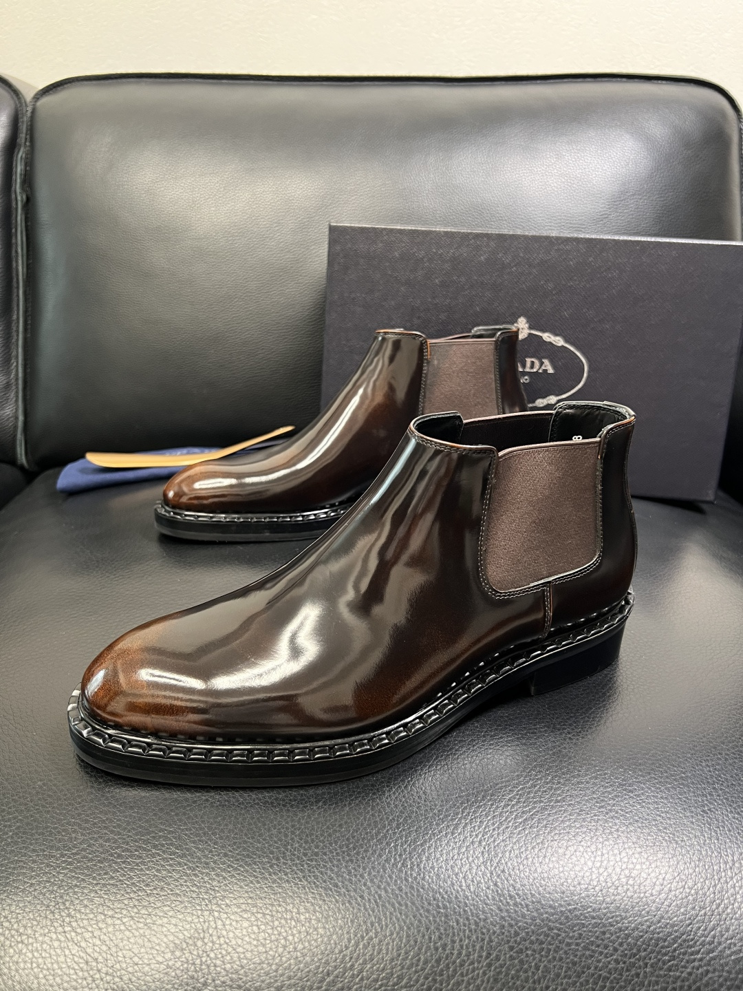 PRADA 高品质 顶级工艺品 普拉达 皮鞋专柜同步 原厂配置，意大利进口原版牛皮面料，透气舒适进口水染