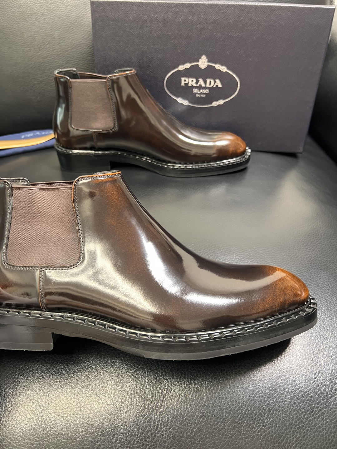 PRADA 高品质 顶级工艺品 普拉达 皮鞋专柜同步 原厂配置，意大利进口原版牛皮面料，透气舒适进口水染