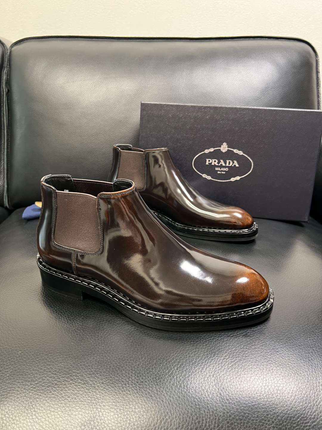 NO:680410,PRADA High-quality top crafts Prada Leather Shoes Counter Synchronization Original factory configuration, original cowhide fabric imported from Italy, breathable and comfortable imported water-dyed cowhide lining, original soles specially provided by the factory and super comfortable, original factory order code number 39-44 (order 38 45 46), prada, prada, cowhide19860909PRADA 高品质 顶级工艺品 普拉达 皮鞋专柜同步 原厂配置,意大利进口原版牛皮面料,透气舒适进口水染牛里垫,鞋底原厂特供原版底超级舒适,原厂跟单货码数 39-44（订 38 45 46）,,prada,prada,cowhide,Men's shoes