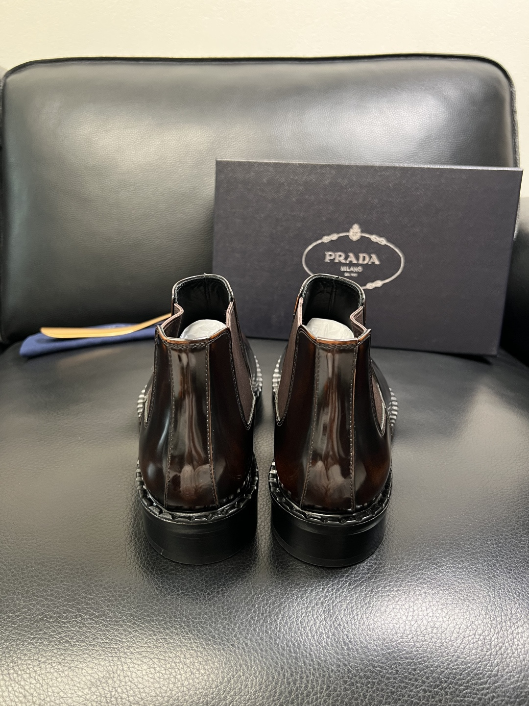 PRADA 高品质 顶级工艺品 普拉达 皮鞋专柜同步 原厂配置，意大利进口原版牛皮面料，透气舒适进口水染