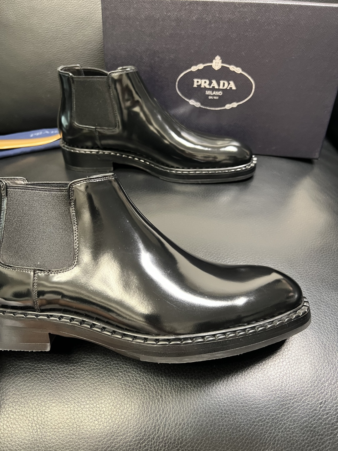 PRADA 高品质 顶级工艺品 普拉达 皮鞋专柜同步 原厂配置，意大利进口原版牛皮面料，透气舒适进口水染