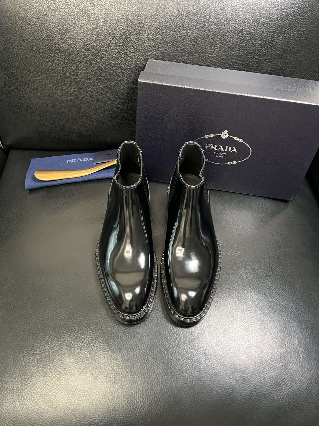 PRADA 高品质 顶级工艺品 普拉达 皮鞋专柜同步 原厂配置，意大利进口原版牛皮面料，透气舒适进口水染