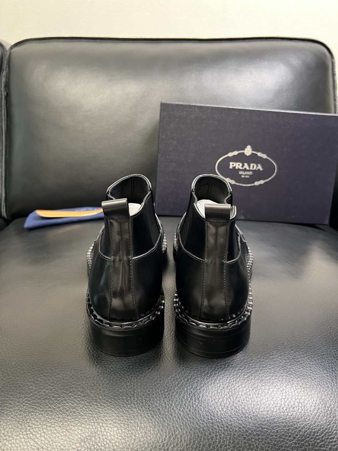 PRADA 高品质 顶级工艺品 普拉达 皮鞋专柜同步 原厂配置，意大利进口原版牛皮面料，透气舒适进口水染