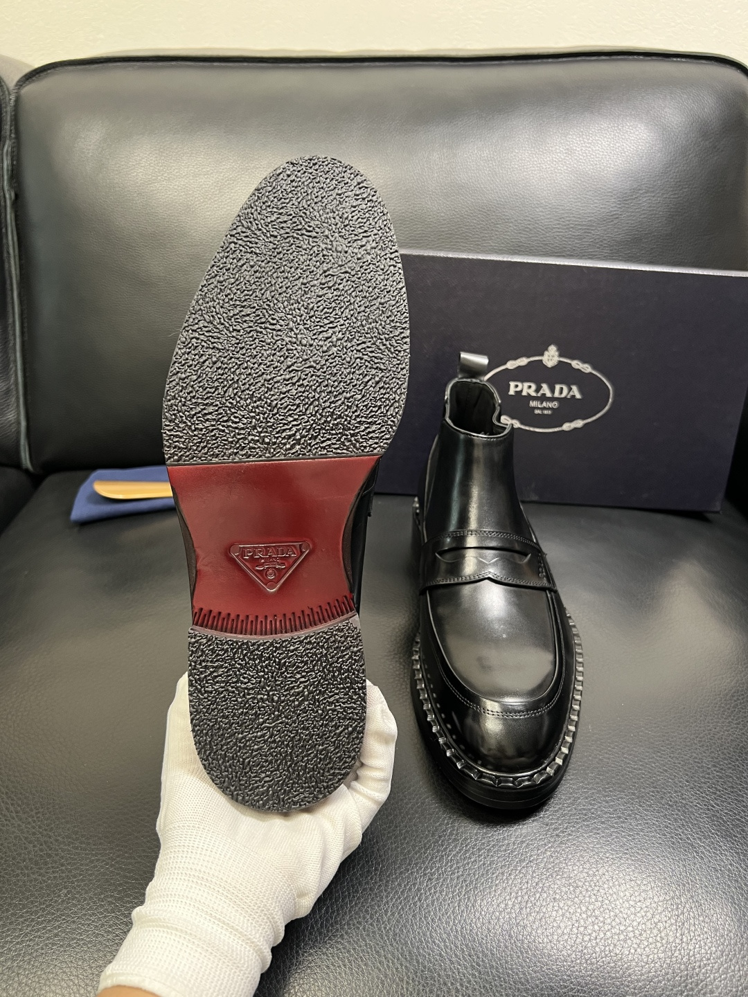 PRADA 高品质 顶级工艺品 普拉达 皮鞋专柜同步 原厂配置，意大利进口原版牛皮面料，透气舒适进口水染