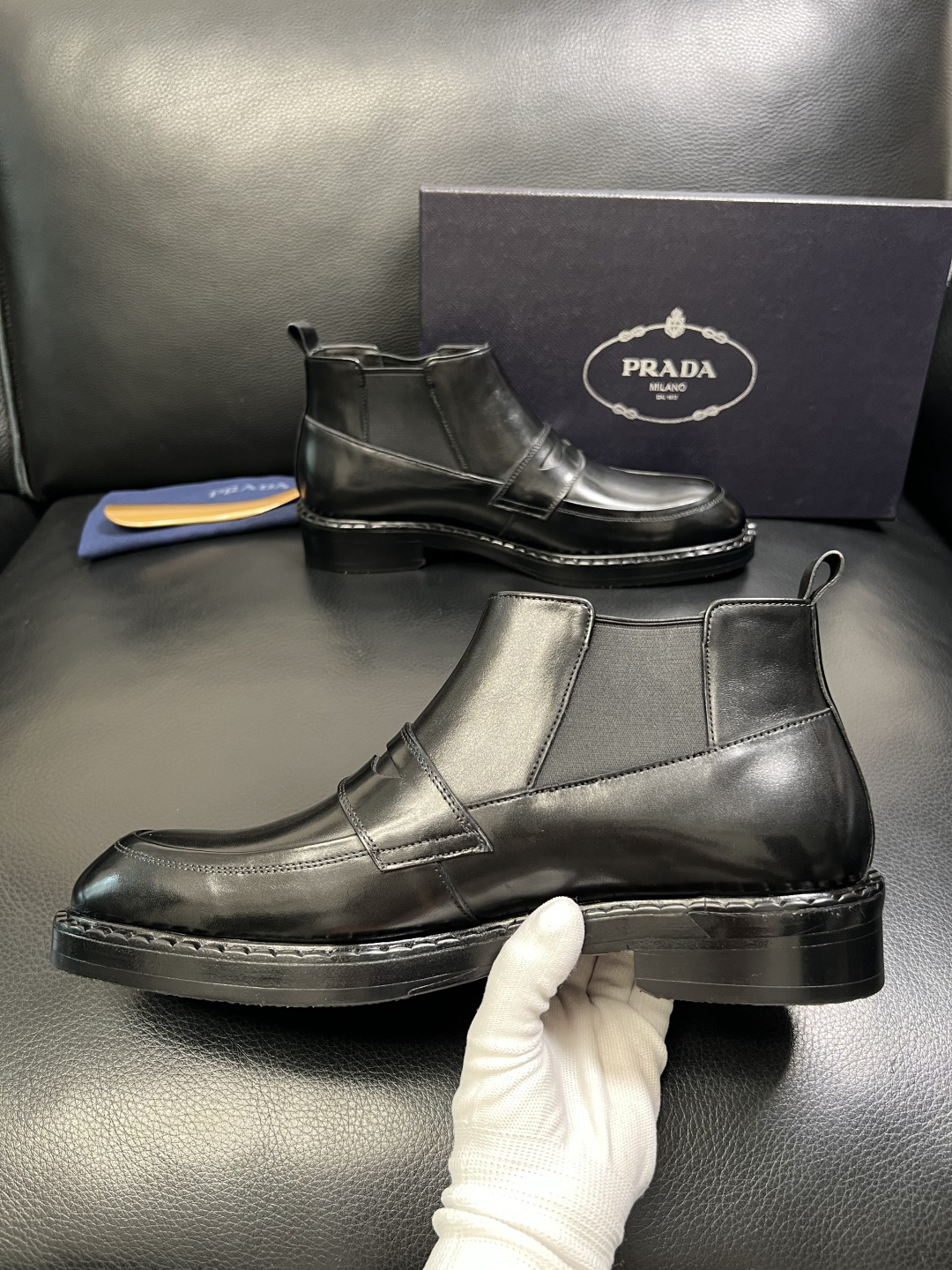 PRADA 高品质 顶级工艺品 普拉达 皮鞋专柜同步 原厂配置，意大利进口原版牛皮面料，透气舒适进口水染