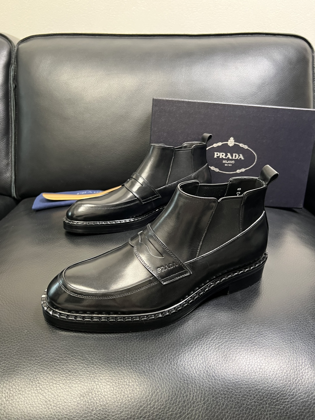 PRADA 高品质 顶级工艺品 普拉达 皮鞋专柜同步 原厂配置，意大利进口原版牛皮面料，透气舒适进口水染