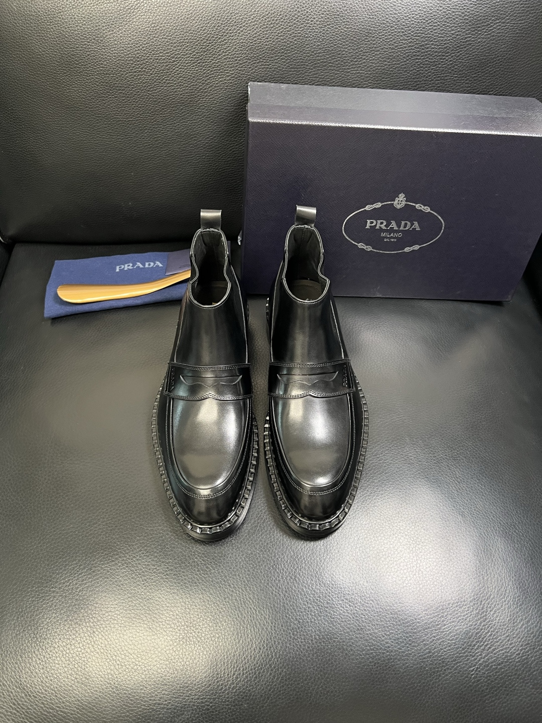 PRADA 高品质 顶级工艺品 普拉达 皮鞋专柜同步 原厂配置，意大利进口原版牛皮面料，透气舒适进口水染