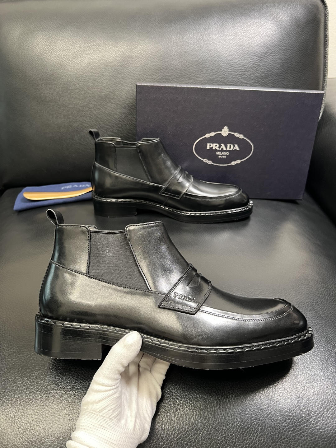 PRADA 高品质 顶级工艺品 普拉达 皮鞋专柜同步 原厂配置，意大利进口原版牛皮面料，透气舒适进口水染