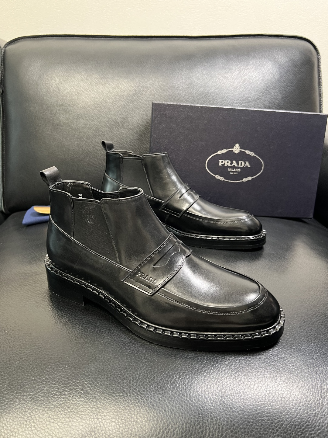 PRADA 高品质 顶级工艺品 普拉达 皮鞋专柜同步 原厂配置，意大利进口原版牛皮面料，透气舒适进口水染