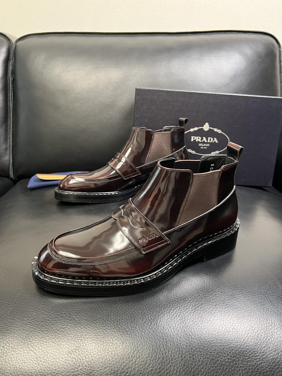 PRADA 高品质 顶级工艺品 普拉达 皮鞋专柜同步 原厂配置，意大利进口原版牛皮面料，透气舒适进口水染