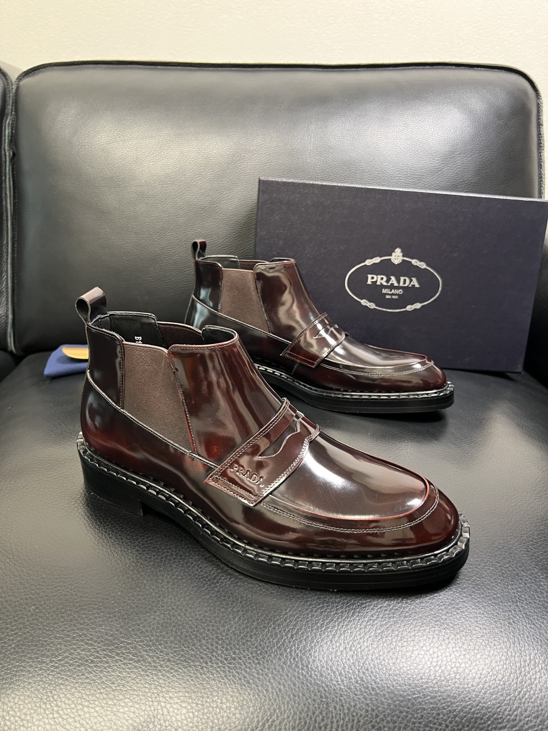 PRADA 高品质 顶级工艺品 普拉达 皮鞋专柜同步 原厂配置，意大利进口原版牛皮面料，透气舒适进口水染