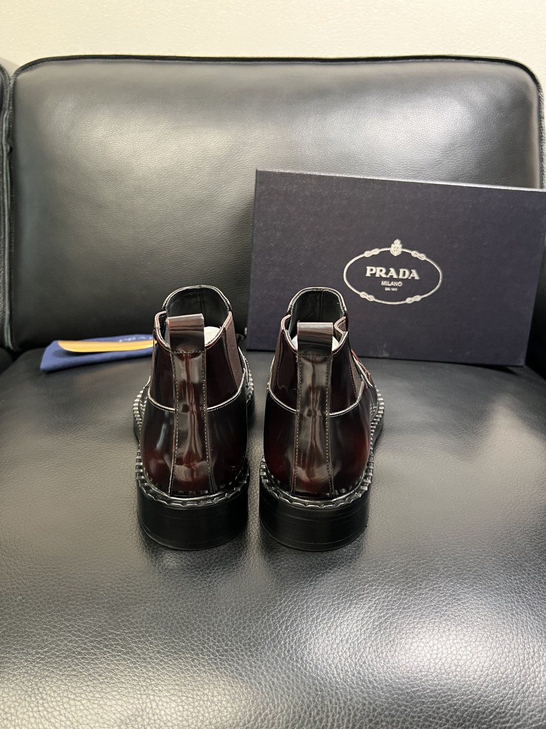 PRADA 高品质 顶级工艺品 普拉达 皮鞋专柜同步 原厂配置，意大利进口原版牛皮面料，透气舒适进口水染