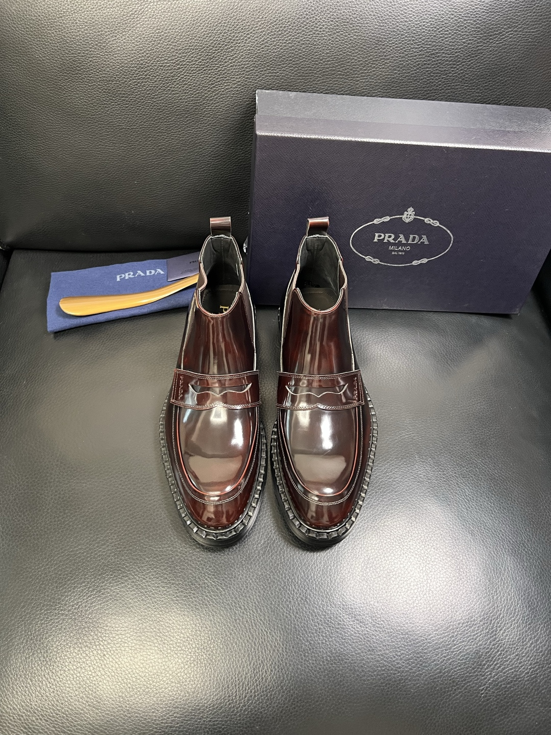 PRADA 高品质 顶级工艺品 普拉达 皮鞋专柜同步 原厂配置，意大利进口原版牛皮面料，透气舒适进口水染