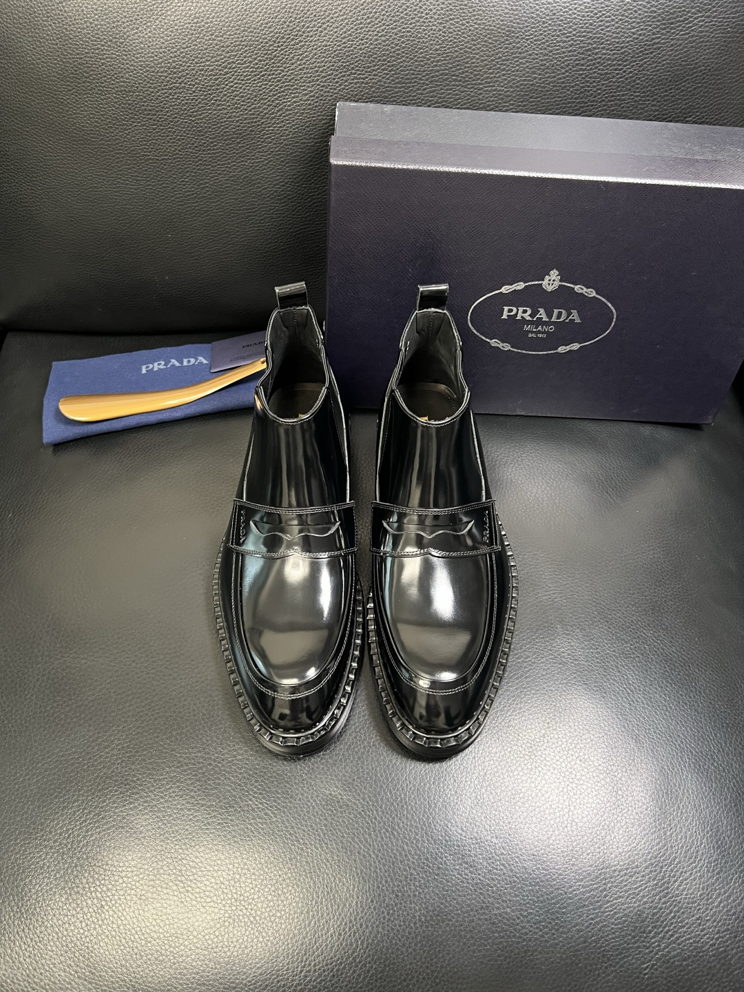 PRADA 高品质 顶级工艺品 普拉达 皮鞋专柜同步 原厂配置，意大利进口原版牛皮面料，透气舒适进口水染