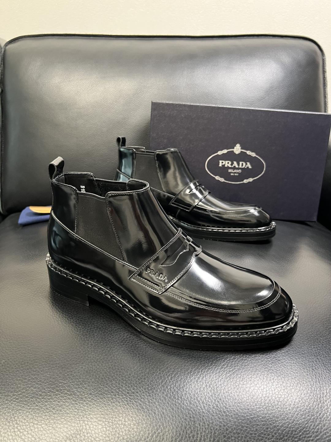 PRADA 高品质 顶级工艺品 普拉达 皮鞋专柜同步 原厂配置，意大利进口原版牛皮面料，透气舒适进口水染