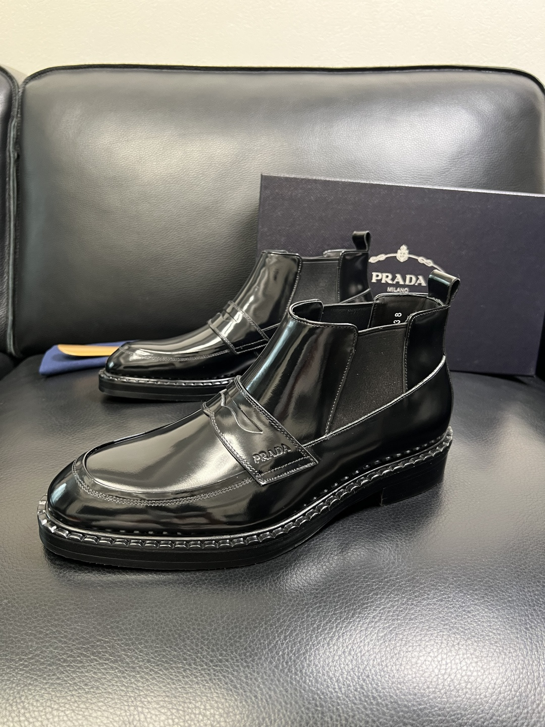 PRADA 高品质 顶级工艺品 普拉达 皮鞋专柜同步 原厂配置，意大利进口原版牛皮面料，透气舒适进口水染