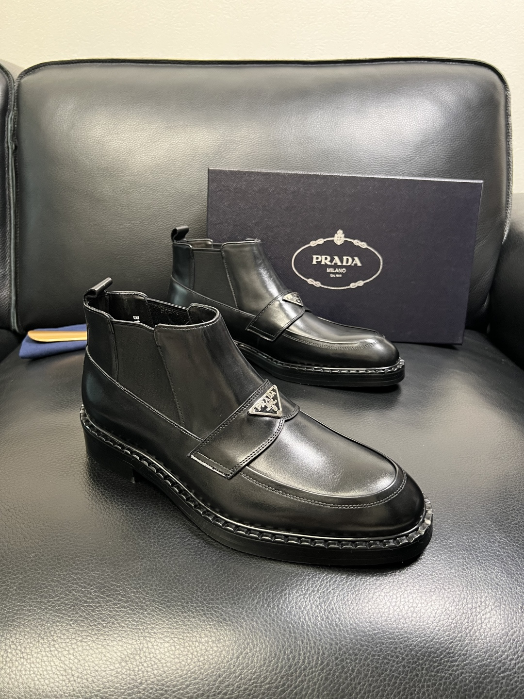 PRADA 高品质 顶级工艺品 普拉达 皮鞋专柜同步 原厂配置，意大利进口原版牛皮面料，透气舒适进口水染