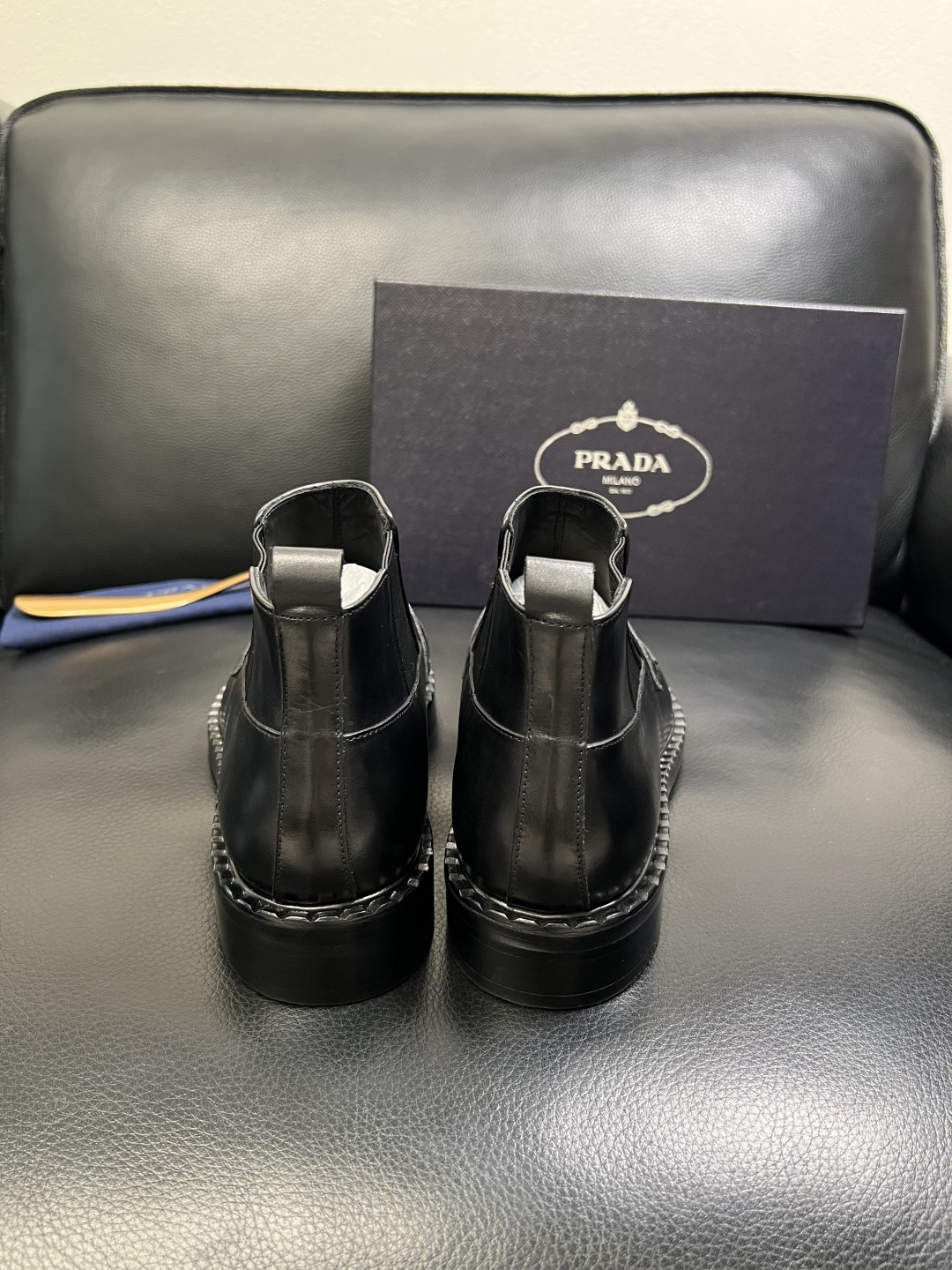 PRADA 高品质 顶级工艺品 普拉达 皮鞋专柜同步 原厂配置，意大利进口原版牛皮面料，透气舒适进口水染