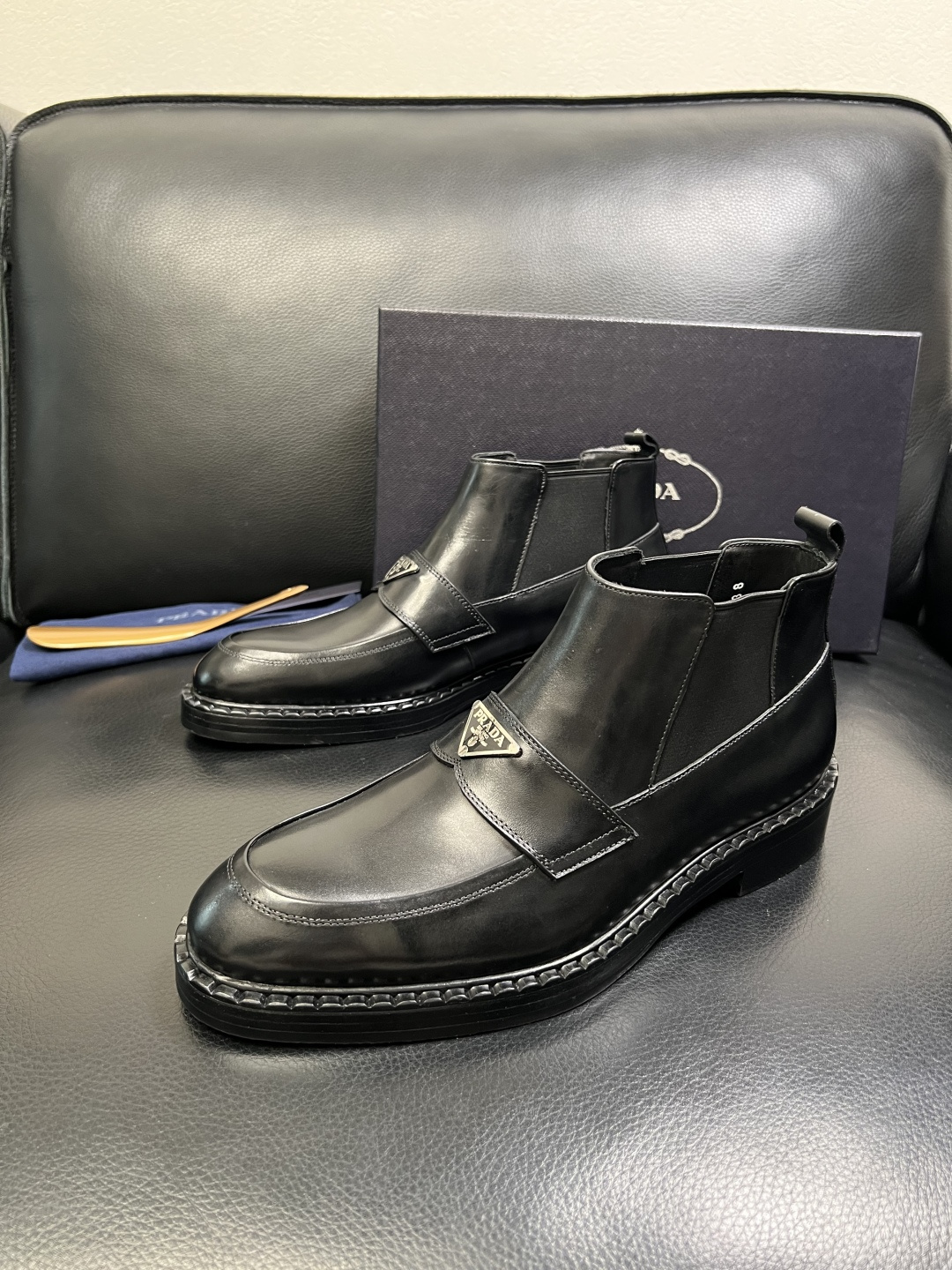 PRADA 高品质 顶级工艺品 普拉达 皮鞋专柜同步 原厂配置，意大利进口原版牛皮面料，透气舒适进口水染