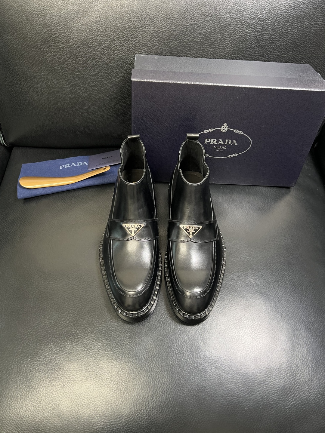 PRADA 高品质 顶级工艺品 普拉达 皮鞋专柜同步 原厂配置，意大利进口原版牛皮面料，透气舒适进口水染