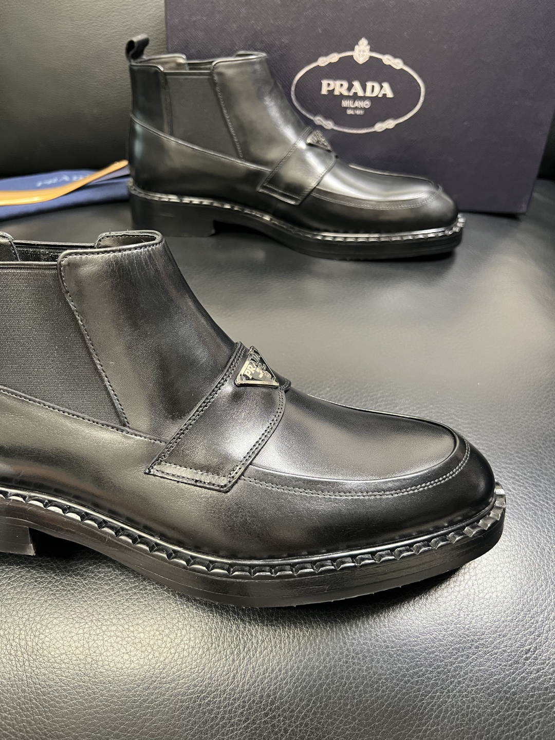 PRADA 高品质 顶级工艺品 普拉达 皮鞋专柜同步 原厂配置，意大利进口原版牛皮面料，透气舒适进口水染