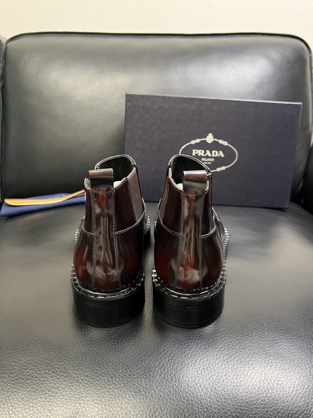 PRADA 高品质 顶级工艺品 普拉达 皮鞋专柜同步 原厂配置，意大利进口原版牛皮面料，透气舒适进口水染