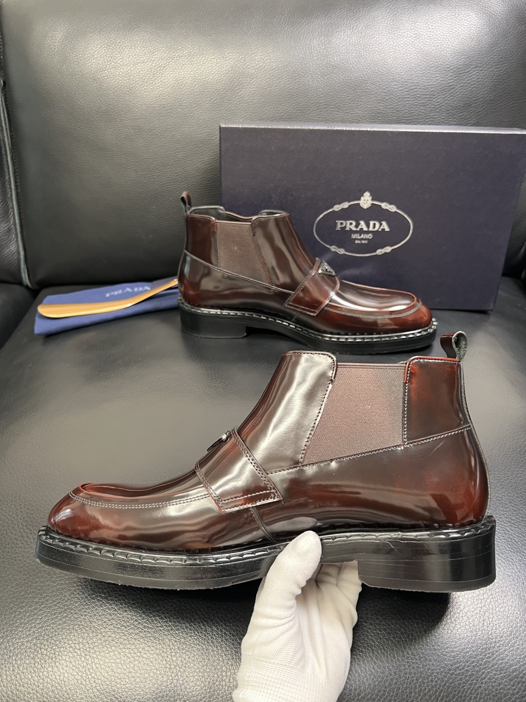 PRADA 高品质 顶级工艺品 普拉达 皮鞋专柜同步 原厂配置，意大利进口原版牛皮面料，透气舒适进口水染