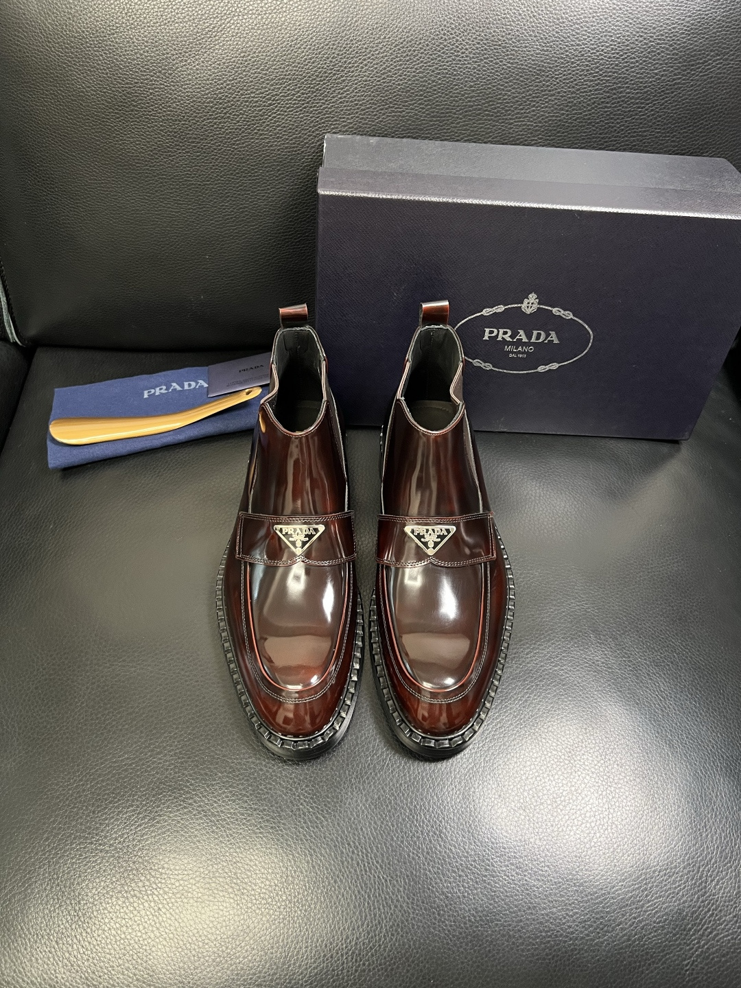 PRADA 高品质 顶级工艺品 普拉达 皮鞋专柜同步 原厂配置，意大利进口原版牛皮面料，透气舒适进口水染
