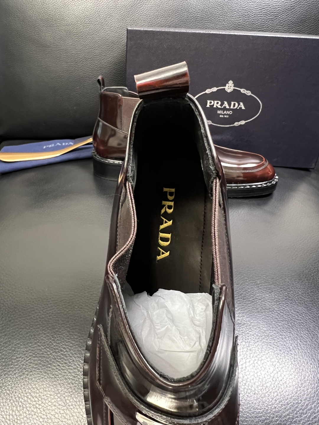 PRADA 高品质 顶级工艺品 普拉达 皮鞋专柜同步 原厂配置，意大利进口原版牛皮面料，透气舒适进口水染