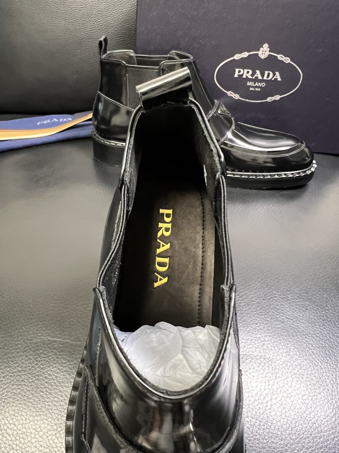 PRADA 高品质 顶级工艺品 普拉达 皮鞋专柜同步 原厂配置，意大利进口原版牛皮面料，透气舒适进口水染