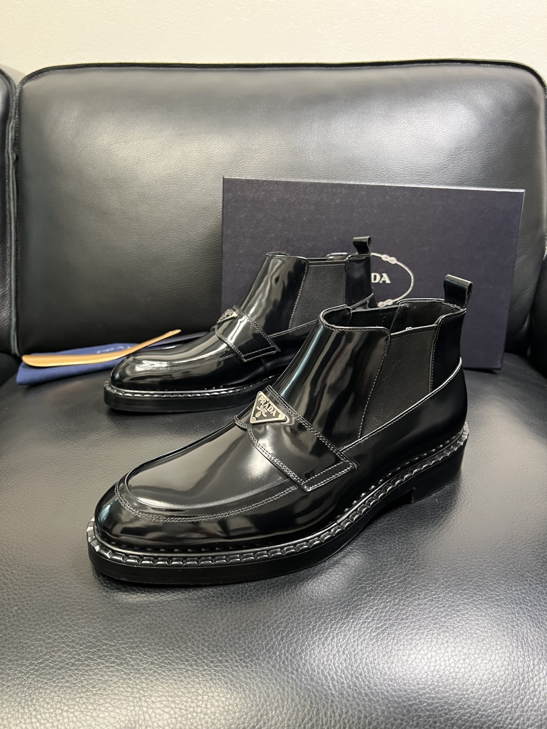 PRADA 高品质 顶级工艺品 普拉达 皮鞋专柜同步 原厂配置，意大利进口原版牛皮面料，透气舒适进口水染