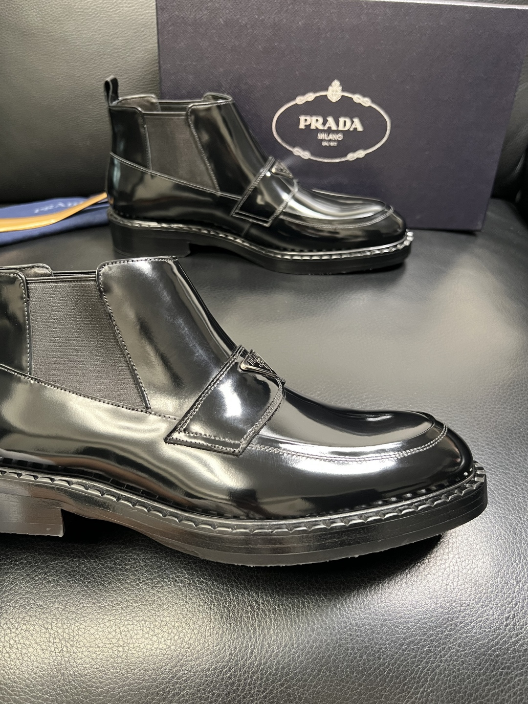 PRADA 高品质 顶级工艺品 普拉达 皮鞋专柜同步 原厂配置，意大利进口原版牛皮面料，透气舒适进口水染