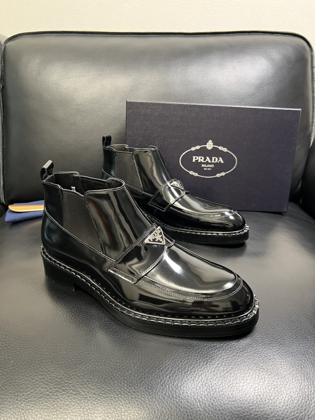 NO:664929,PRADA High-quality top crafts Prada Leather Shoes Counter Synchronization Original factory configuration, original cowhide fabric imported from Italy, breathable and comfortable imported water-dyed cowhide lining, original soles specially provided by the factory and super comfortable, original factory order code number 39-44 (order 38 45 46), prada, prada, cowhide19860909PRADA 高品质 顶级工艺品 普拉达 皮鞋专柜同步 原厂配置,意大利进口原版牛皮面料,透气舒适进口水染牛里垫,鞋底原厂特供原版底超级舒适,原厂跟单货码数 39-44（订 38 45 46）,,prada,prada,cowhide,Men's shoes